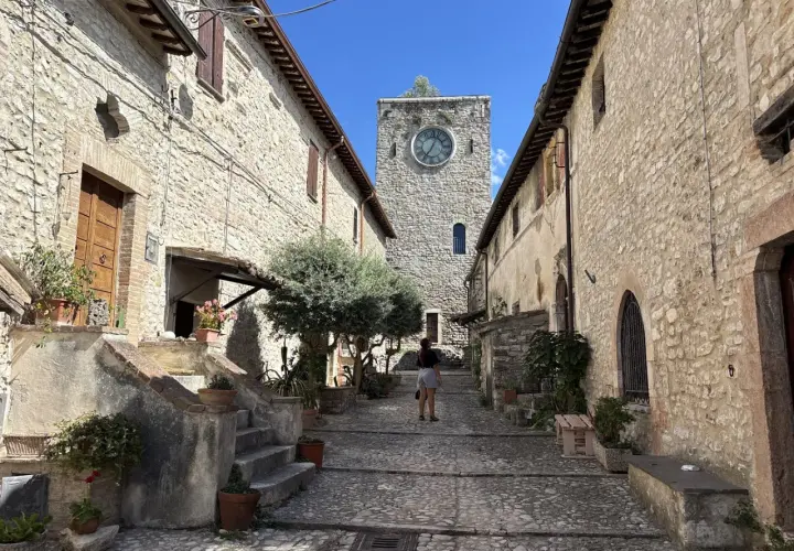 Arrone: un vicolo con torre dell'orologio e case in pietra. Scopri cosa vedere in questo borgo medievale.