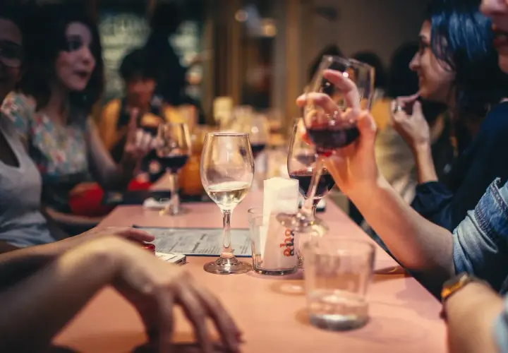 Amici brindano a Viterbo, un'idea su cosa fare la sera: cena e buon vino.