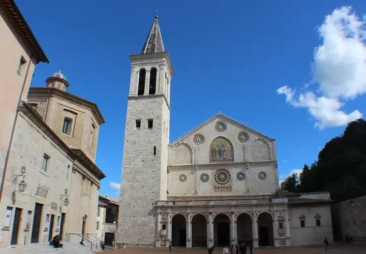 Piazza del Duomo, dove si trova Spoleto, con la cattedrale romanica e il campanile.