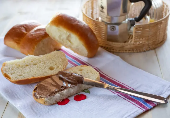 Morbidi panini pronti per essere farciti, uno con crema al cioccolato, come un delizioso maritozzo marchigiano.