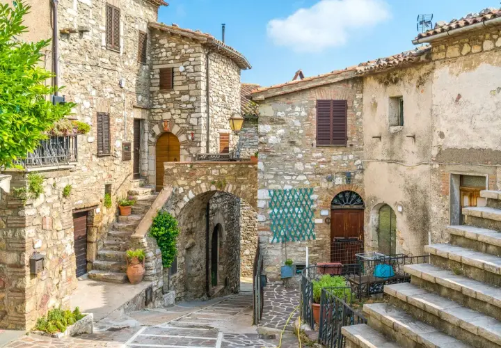 Antico borgo in pietra vicino alle Cascate delle Marmore, con vicoli stretti, scalinate e scorci suggestivi.