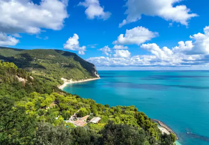 Panoramica mozzafiato del Monte Conero, con il mare azzurro e la costa verdeggiante. Scopri cosa vedere in questo angolo di paradiso.