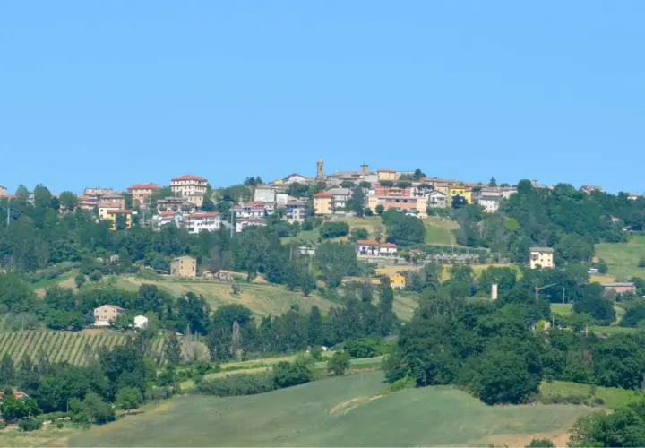 Panoramica di Cupramontana, borgo collinare con case colorate e vigneti. Scopri cosa vedere in questo incantevole paesaggio marchigiano.