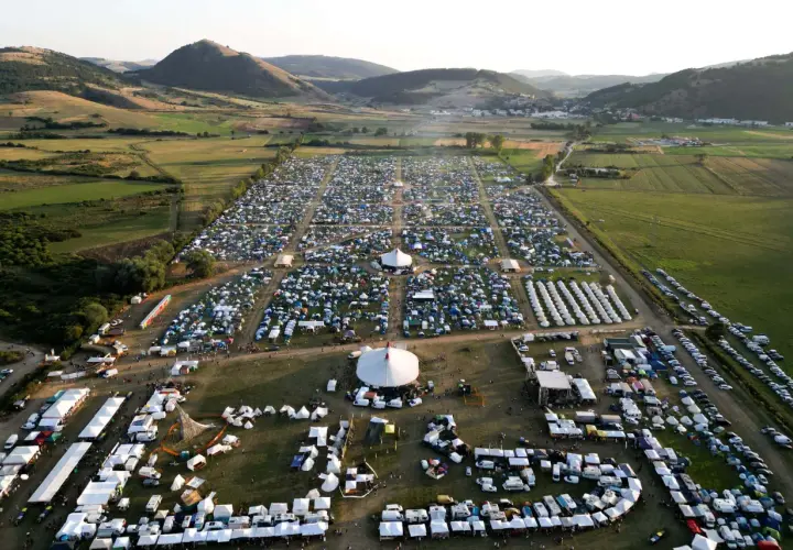 Vasta area campeggio per il festival celtico Montelago, con migliaia di tende e roulotte sotto le colline.