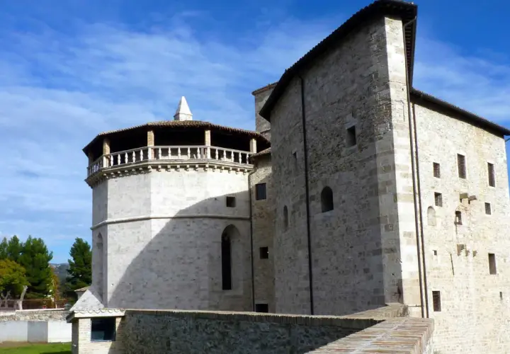 Torre dei Melatini e Palazzo dei Capitani, gioielli da scoprire a cosa vedere Ascoli Piceno.