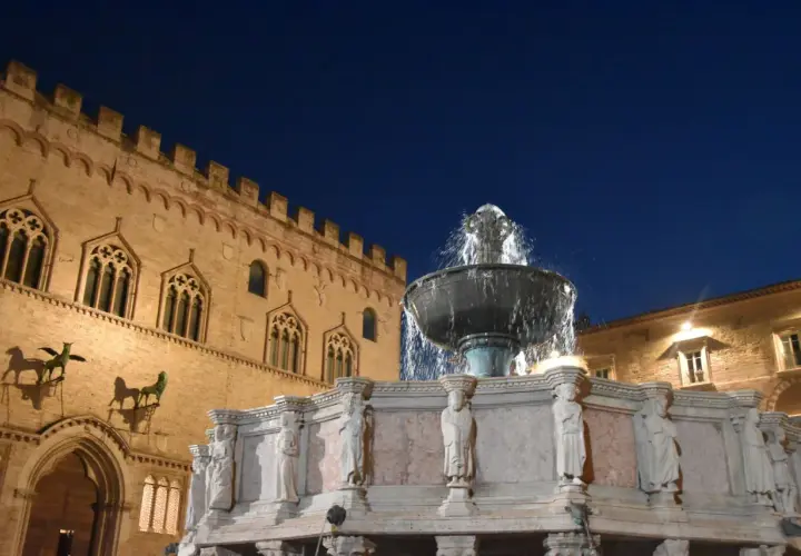Fontana Maggiore di Perugia, un gioiello da ammirare. Tra le cose da vedere, questo capolavoro gotico con le sue sculture e l'acqua che zampilla.
