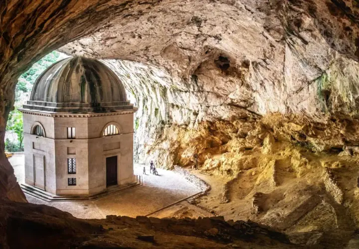 Tempio di Valadier, una meraviglia tra le grotte nelle Marche, incastonato nella roccia.