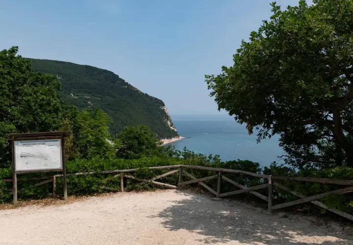 Sentiero panoramico a piedi tra Numana e Sirolo. Vista sul mare Adriatico e sul Monte Conero.