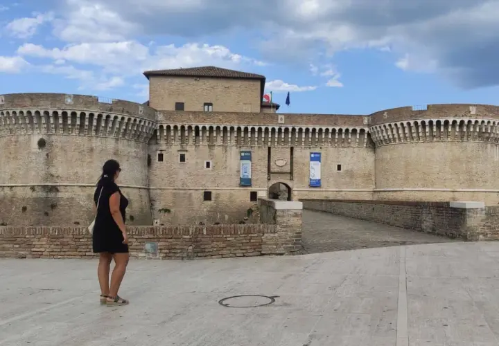 Una donna ammira la Rocca Roveresca, un gioiello da scoprire tra le cose da vedere a Senigallia e dintorni.