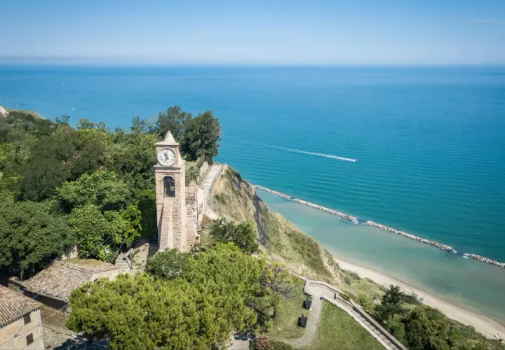 Torre dell'orologio a Fiorenzuola di Focara, con vista sul mare Adriatico vicino Pesaro.