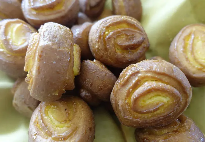 Dolci rotolini dorati, profumati e invitanti, che ricordano i limoncini dolci della nonna.
