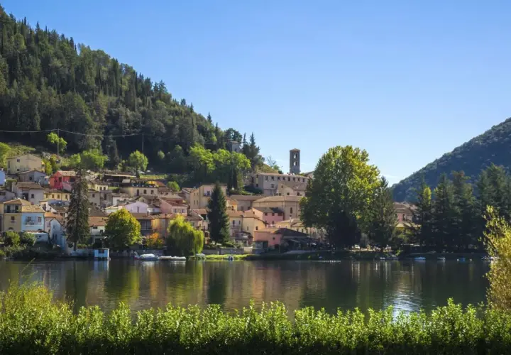 Borgo pittoresco sul lago, tra colline verdi e case colorate. Un luogo incantevole da scoprire, tra le cose da vedere a Terni.
