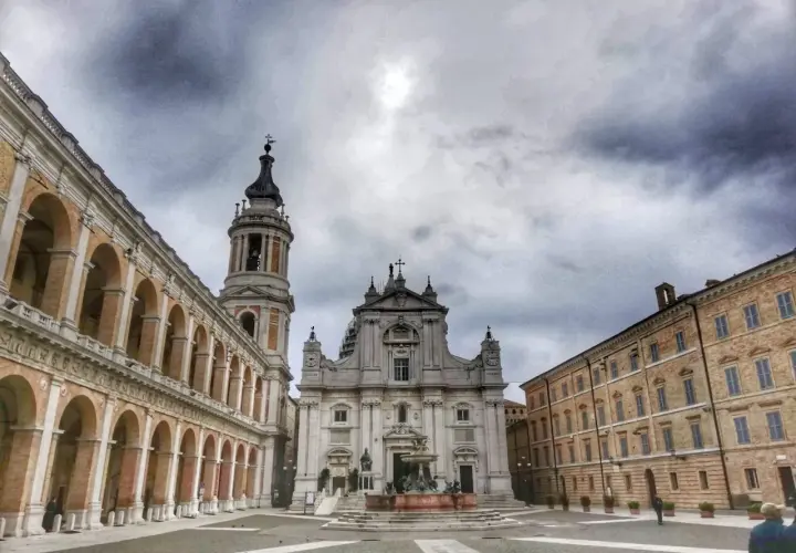 Piazza del Santuario a Loreto, con la Basilica e il Palazzo Apostolico. Un luogo da visitare per la sua storia e spiritualità.