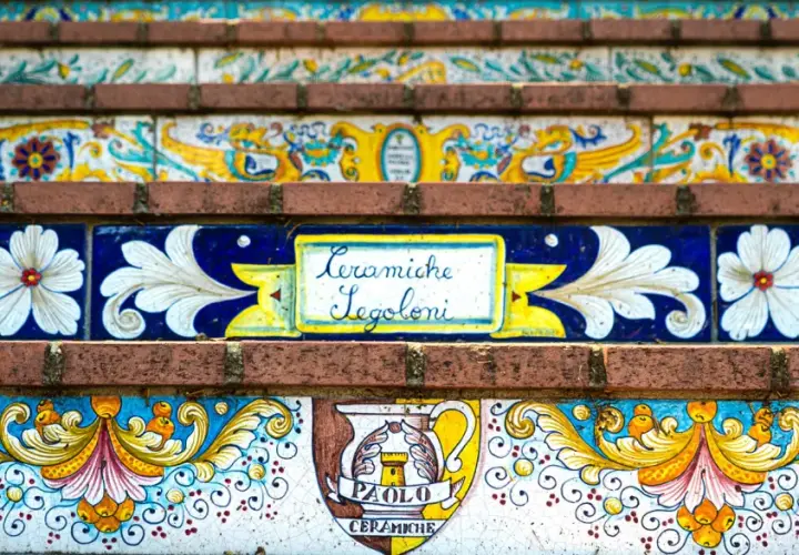 Scale decorate con ceramiche artistiche di Deruta, Perugia. Fiori bianchi su blu, stemmi e scritte a mano.