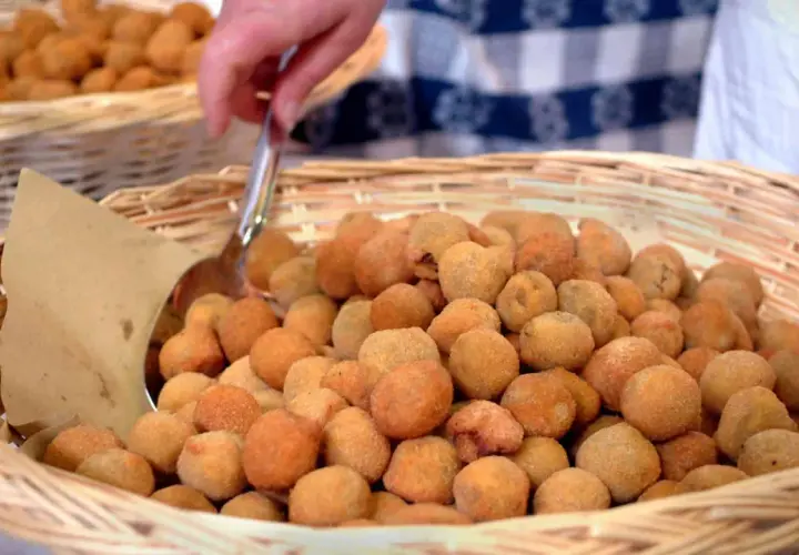 Cesto pieno di olive ascolane, uno dei piatti tipici delle Marche, pronte per essere servite.