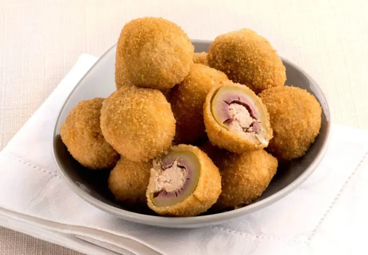Olive ascolane fritte, con ripieno di carne. Gli ingredienti principali sono olive verdi, carne macinata e pangrattato.