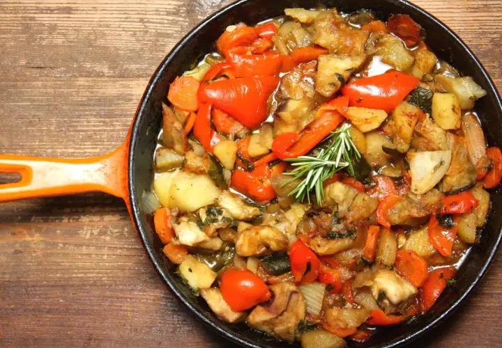 Frecandò ricetta: un saporito mix di verdure cotte in padella, con patate, peperoni rossi, melanzane e carote.