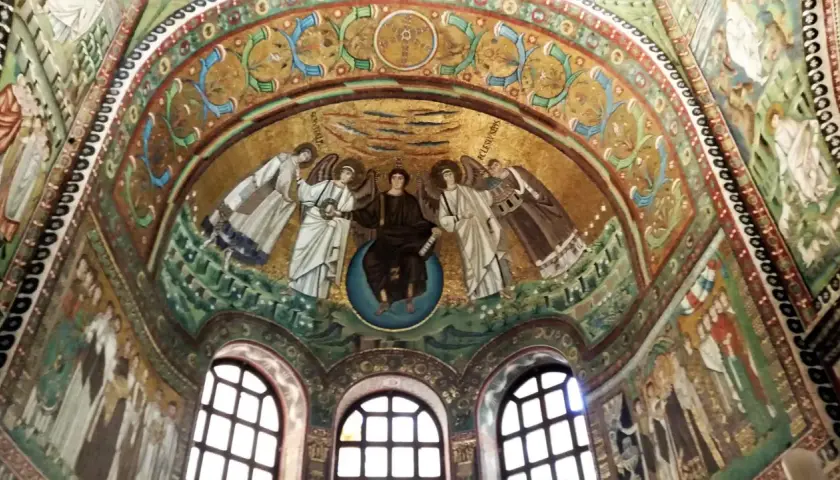 Mosaici bizantini a Ravenna: Cristo in maestà circondato da angeli, una delle principali attrazioni della città.