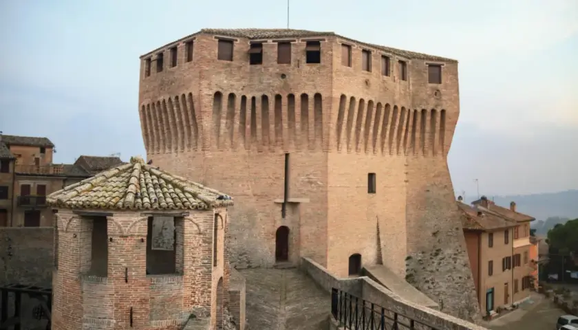 Rocche e torri in mattoni a Mondavio, un luogo da scoprire.