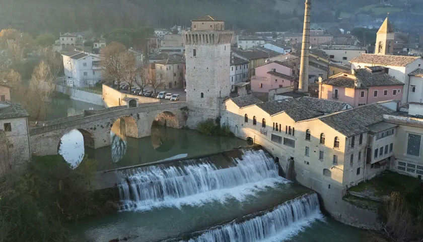 Cascata e ponte in pietra a Fermignano, cosa vedere per un tuffo nella storia.