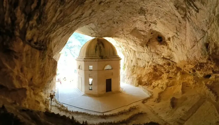 Tempio di Valadier, un gioiello nascosto nelle Marche, meta imperdibile per il turismo.