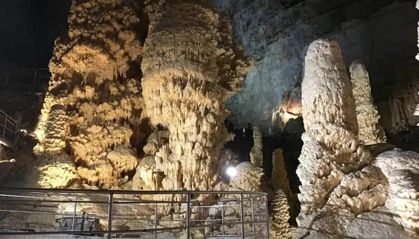Grotte di Frasassi: curiosità naturali con imponenti stalagmiti e stalattiti illuminate, un percorso tra formazioni rocciose millenarie.