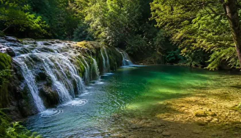 Cascate di smeraldo e rocce muschiose, un angolo di paradiso naturale. Le cascatelle di Cingoli creano un'oasi di pace.