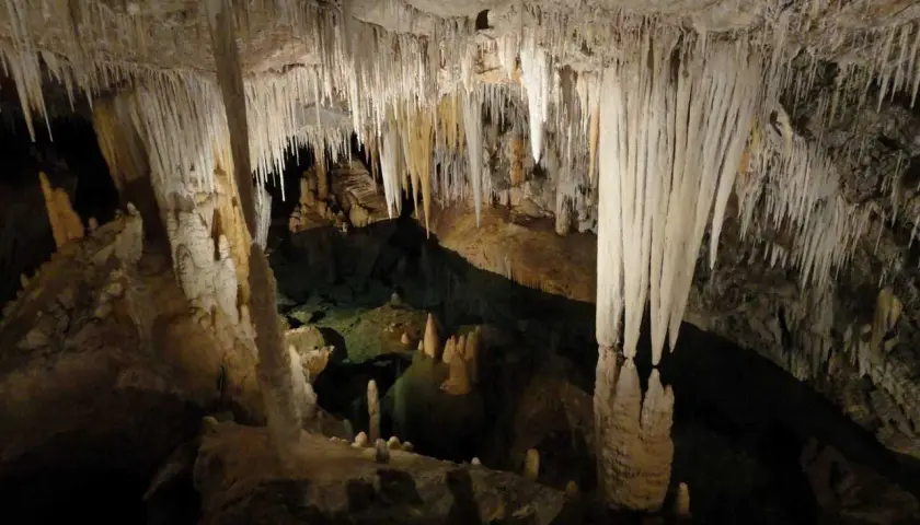Stalattiti e stalagmiti creano un paesaggio surreale in queste **grotte da visitare**. Un mondo sotterraneo da esplorare.