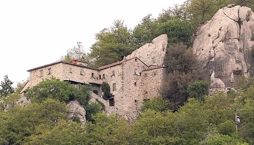 Antico eremo in pietra aggrappato alla roccia, un luogo suggestivo dove si trova Pieve Santo Stefano.