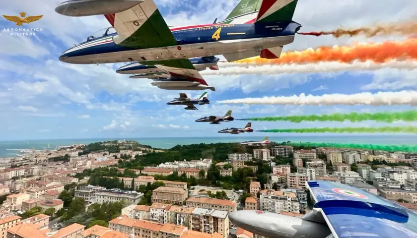 Le Frecce Tricolori sorvolano Ancona, lasciando scie colorate che ricordano il tricolore italiano.