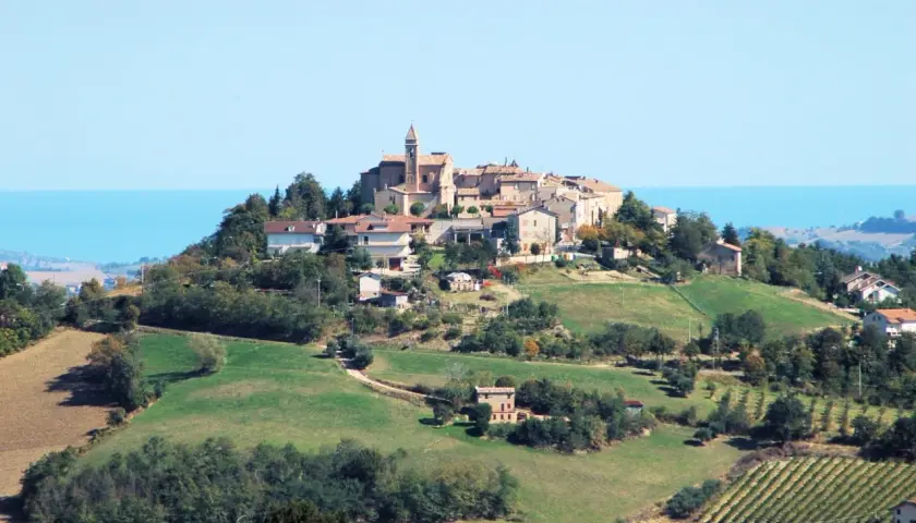 Borgo collinare di Montefiore dell'Aso con vista sul mare Adriatico.