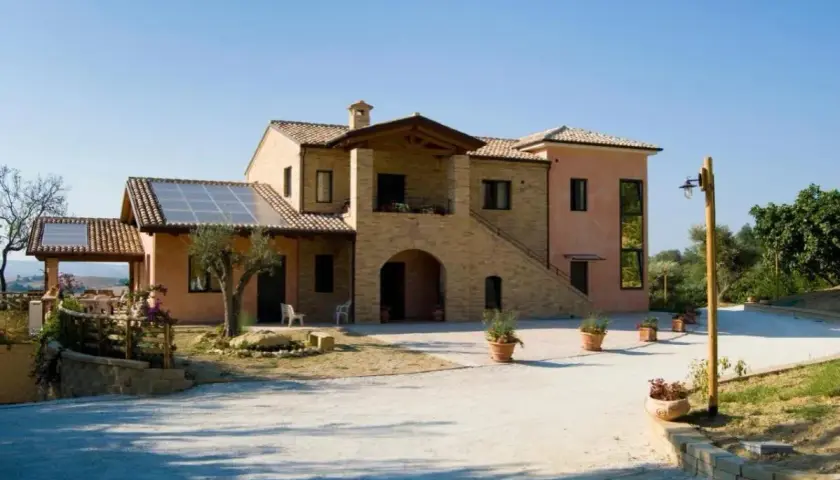 Casette d'estate con pannelli solari e un ampio cortile. Ideale per spacci di prodotti locali.