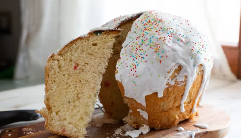 Pizza dolce di Pasqua marchigiana, soffice e decorata con glassa bianca e zuccherini colorati, pronta per essere gustata.