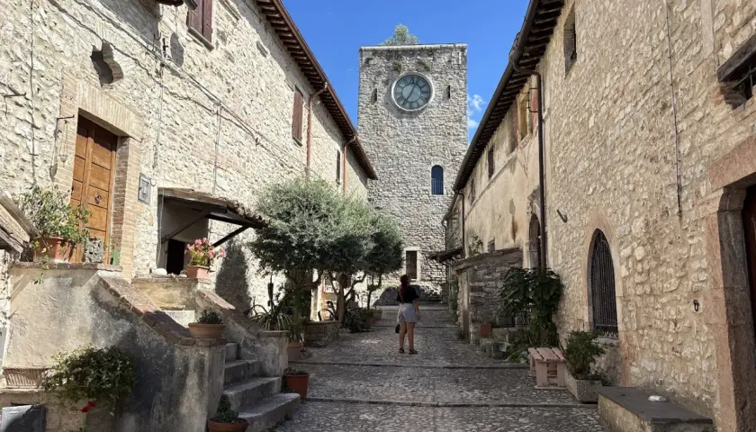 Arrone: un vicolo con torre dell'orologio e case in pietra. Scopri cosa vedere in questo borgo medievale.