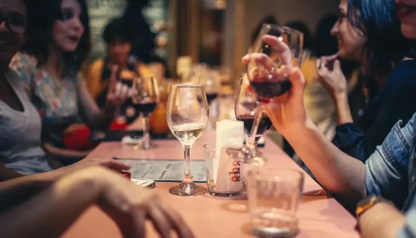 Amici brindano a Viterbo, un'idea su cosa fare la sera: cena e buon vino.