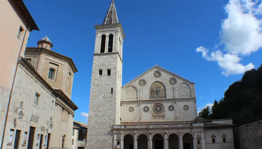 Piazza del Duomo, dove si trova Spoleto, con la cattedrale romanica e il campanile.