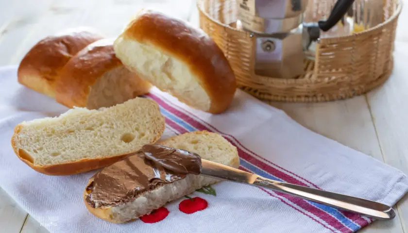 Morbidi panini pronti per essere farciti, uno con crema al cioccolato, come un delizioso maritozzo marchigiano.