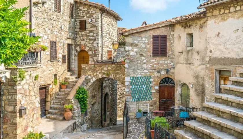 Antico borgo in pietra vicino alle Cascate delle Marmore, con vicoli stretti, scalinate e scorci suggestivi.
