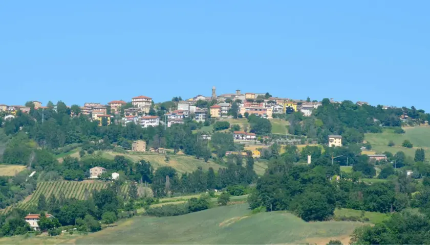 Panoramica di Cupramontana, borgo collinare con case colorate e vigneti. Scopri cosa vedere in questo incantevole paesaggio marchigiano.