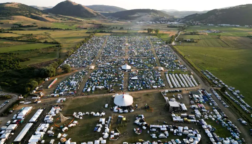 Vasta area campeggio per il festival celtico Montelago, con migliaia di tende e roulotte sotto le colline.