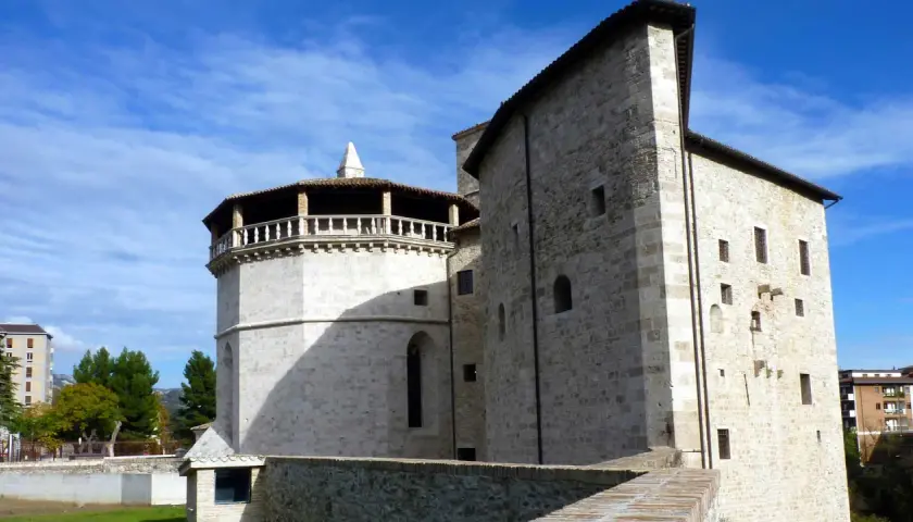 Torre dei Melatini e Palazzo dei Capitani, gioielli da scoprire a cosa vedere Ascoli Piceno.