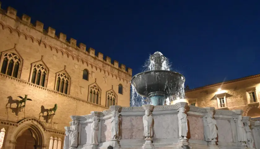 Fontana Maggiore di Perugia, un gioiello da ammirare. Tra le cose da vedere, questo capolavoro gotico con le sue sculture e l'acqua che zampilla.