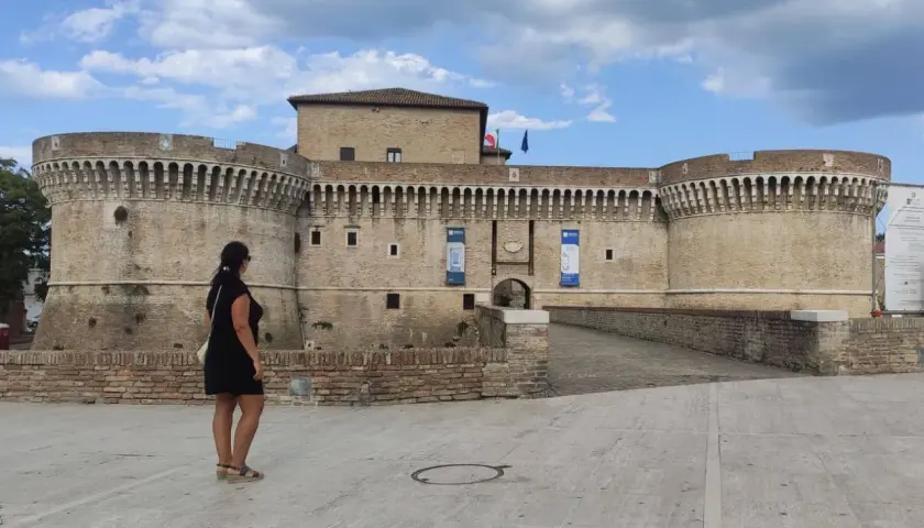 Una donna ammira la Rocca Roveresca, un gioiello da scoprire tra le cose da vedere a Senigallia e dintorni.
