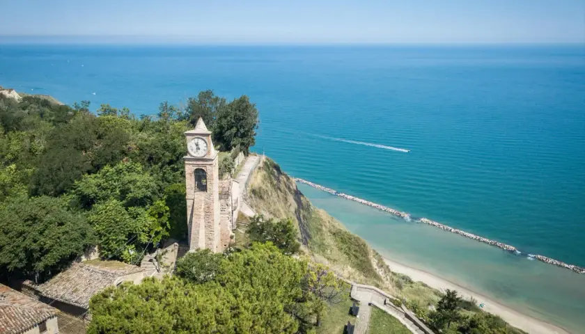 Torre dell'orologio a Fiorenzuola di Focara, con vista sul mare Adriatico vicino Pesaro.