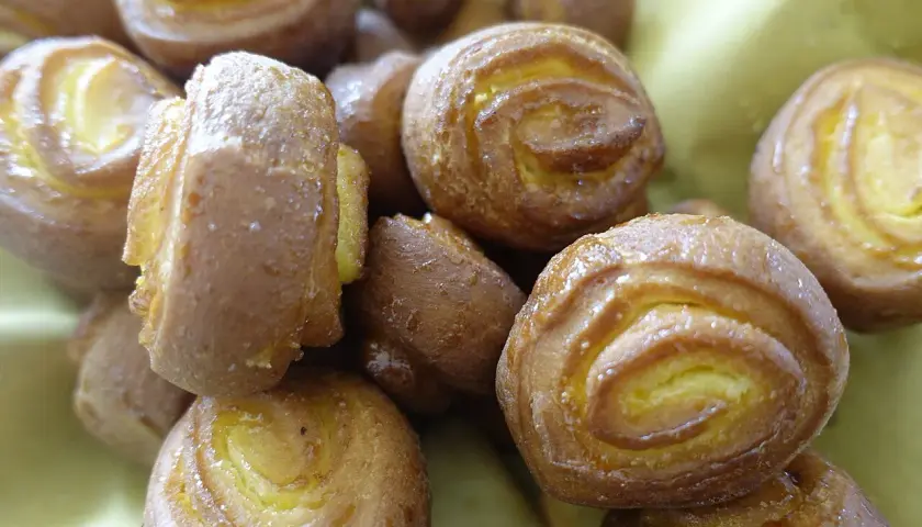 Dolci rotolini dorati, profumati e invitanti, che ricordano i limoncini dolci della nonna.