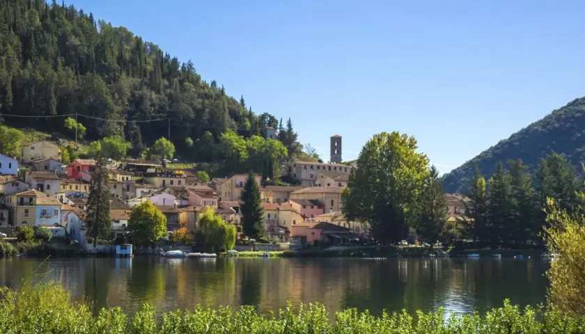 Borgo pittoresco sul lago, tra colline verdi e case colorate. Un luogo incantevole da scoprire, tra le cose da vedere a Terni.