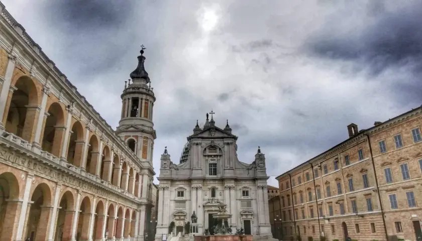 Piazza del Santuario a Loreto, con la Basilica e il Palazzo Apostolico. Un luogo da visitare per la sua storia e spiritualità.
