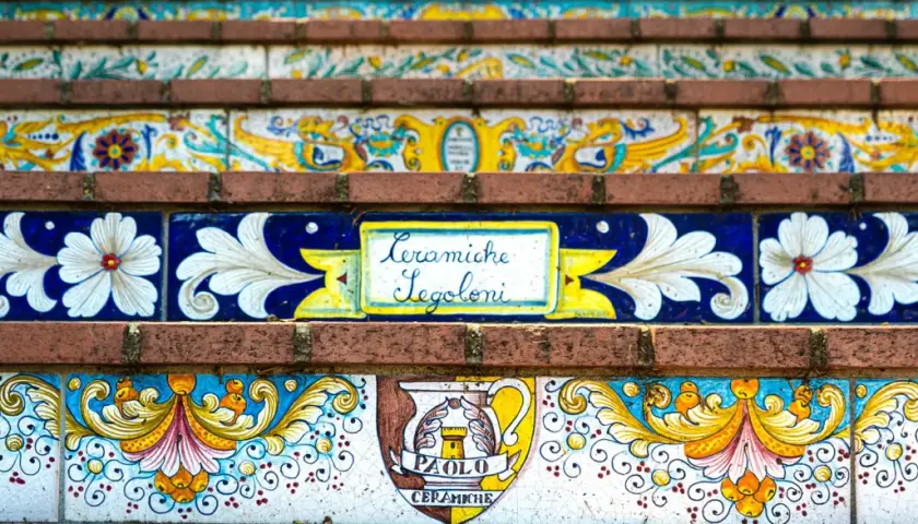 Scale decorate con ceramiche artistiche di Deruta, Perugia. Fiori bianchi su blu, stemmi e scritte a mano.