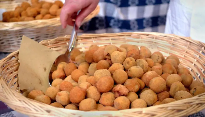 Cesto pieno di olive ascolane, uno dei piatti tipici delle Marche, pronte per essere servite.