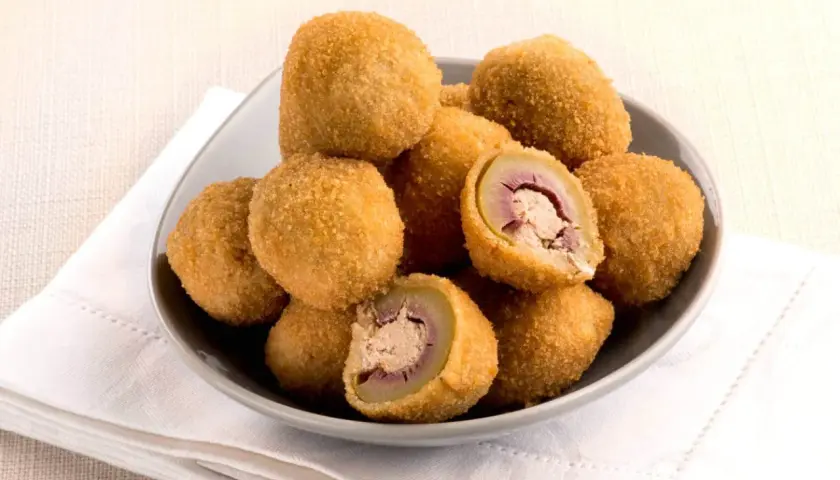 Olive ascolane fritte, con ripieno di carne. Gli ingredienti principali sono olive verdi, carne macinata e pangrattato.